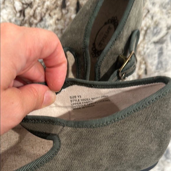 Joyfolie Green Dress Shoes with Perforated Design - Picture 4 of 4